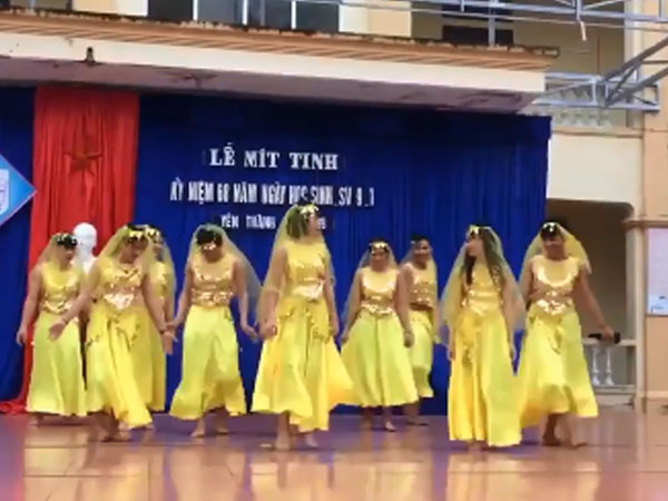 Nam sinh mặc váy nhảy bốc lửa làm nóng sân trường