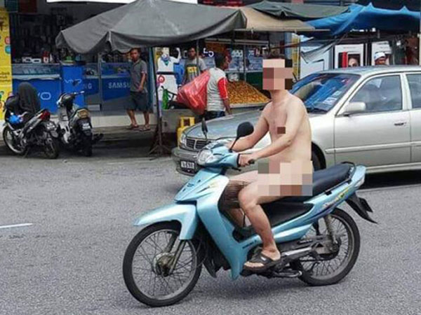 Người đàn ông khỏa thân đi xe máy giữa phố Malaysia