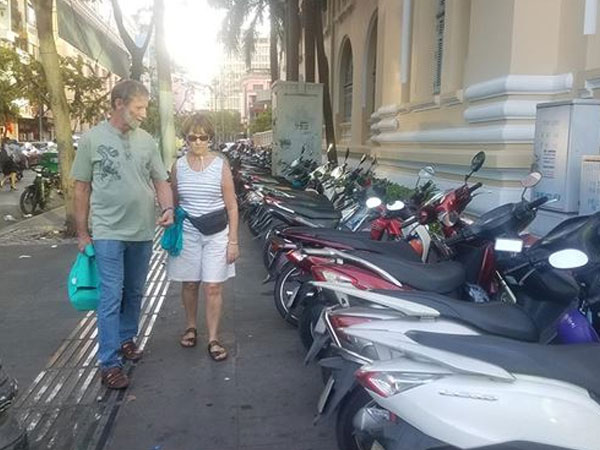 Những bãi xe 'vua' trên vỉa hè trung tâm TPHCM