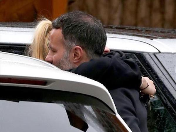 Ryan Giggs công khai ôm hôn tình cũ Ronaldo chốn đông người