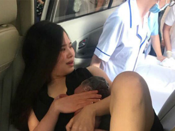 Anh chồng Sài Gòn sợ run đỡ đẻ cho vợ trên taxi