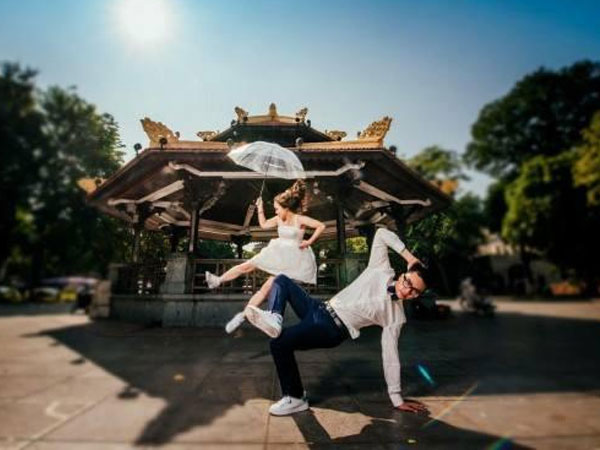 Cặp đôi diện giày thể thao nhảy hip-hop trong đám cưới, chụp bộ ảnh nhảy quanh Hà Nội