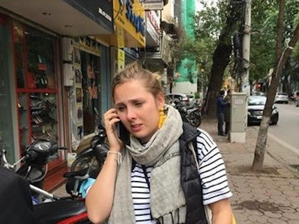 Dân mạng kêu gọi giúp đỡ khách Tây mất vali khi vừa tới Hà Nội