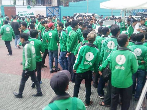 Hàng trăm tài xế GrabBike ở Sài Gòn tắt ứng dụng, kéo đến trụ sở công ty để phản đối việc tăng chiết khấu