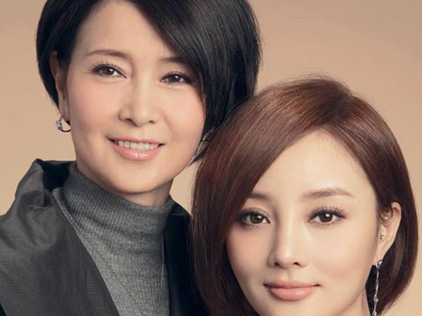 Không riêng gì Lý Tiểu Lộ, mẹ cô cũng từng có tai tiếng giật bồ của người khác