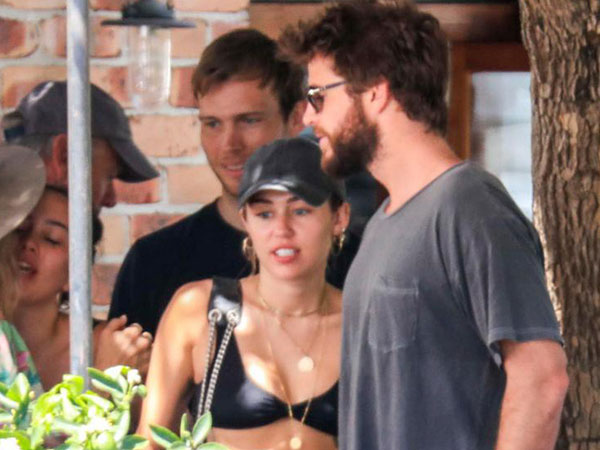 Miley Cyrus và Liam Hemsworth đeo nhẫn đôi hạnh phúc sau tin đồn bí mật kết hôn