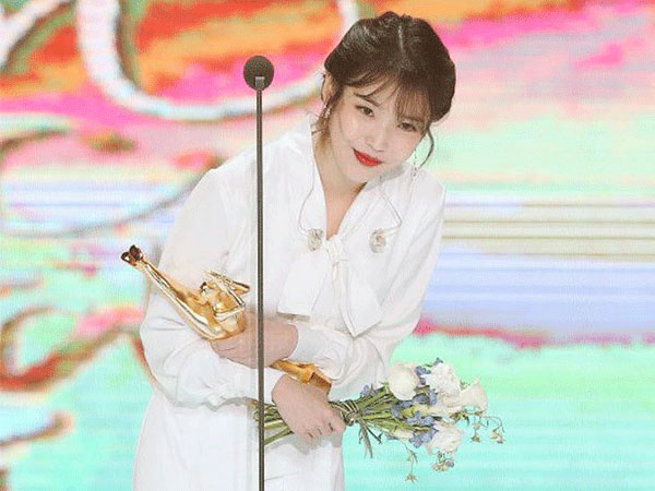 Nhận giải Daesang, IU xúc động trải lòng về Jonghyun: 'Tại sao anh ấy buồn và đau đớn đến vậy, mình nghĩ là mình hiểu'