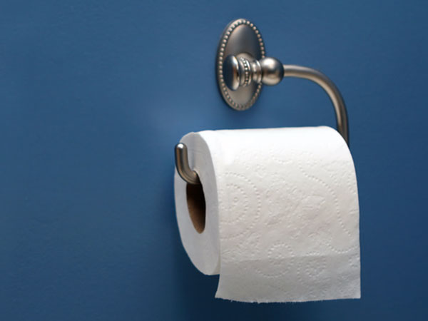 Sự thật ít biết về quá trình cho hóa chất vào giấy vệ sinh: Biết sớm để chọn mua đúng loại