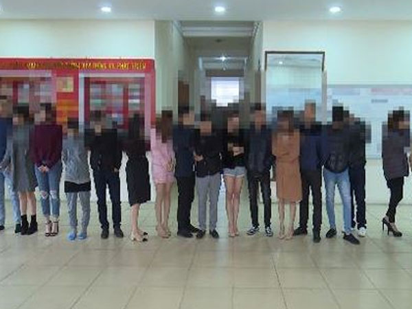 Video: Bắt quả tang hàng chục nam nữ thanh niên 'bay lắc'