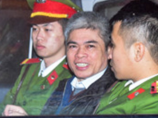 Video: Đồng phạm của ông Đinh La Thăng tươi cười lúc rời tòa