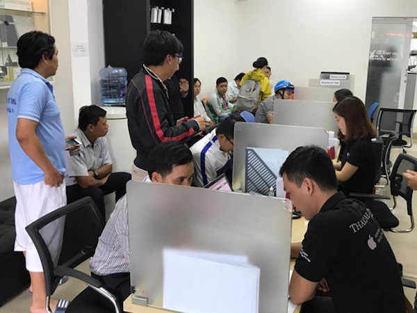 Apple hết pin iPhone 6 Plus để thay cho khách Việt