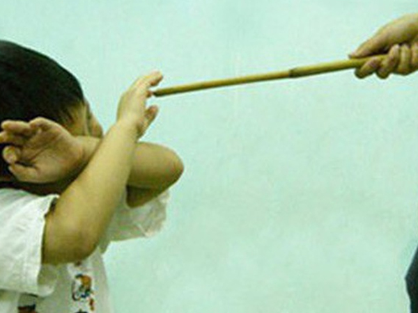 Bé trai 9 tuổi bị mẹ trói và đánh đến chết vì đánh mất điện thoại