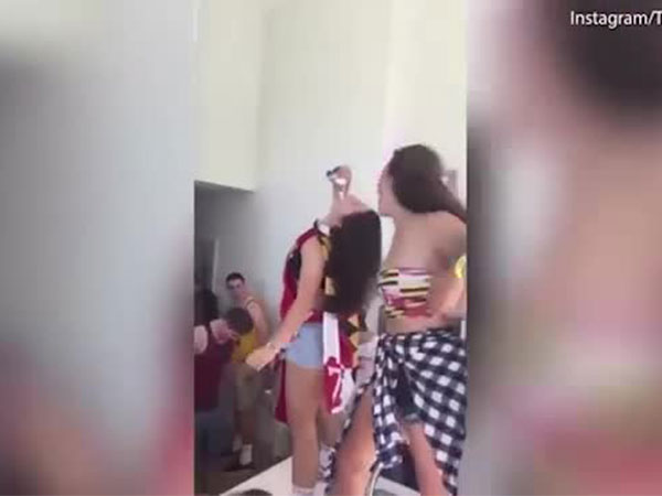 Cô gái dùng trán để... mở lon bia rồi uống hết
