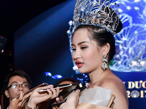 Hai tháng đội vương miện đầy sóng gió của Hoa hậu Đại dương Ngân Anh