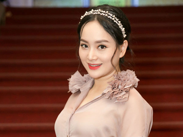 Lan Phương đính hôn với bạn trai Tây cao hơn 2 m sau 4 tháng quen nhau