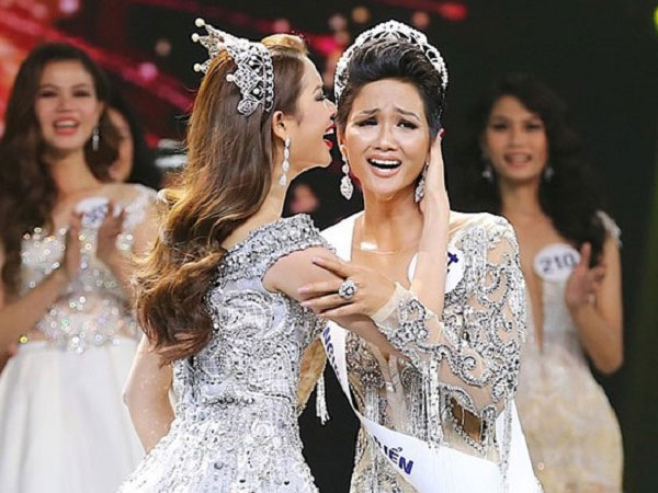 Lộ diện bà bói đã 'gieo quẻ' phán H'Hen Niê sẽ trở thành Hoa hậu