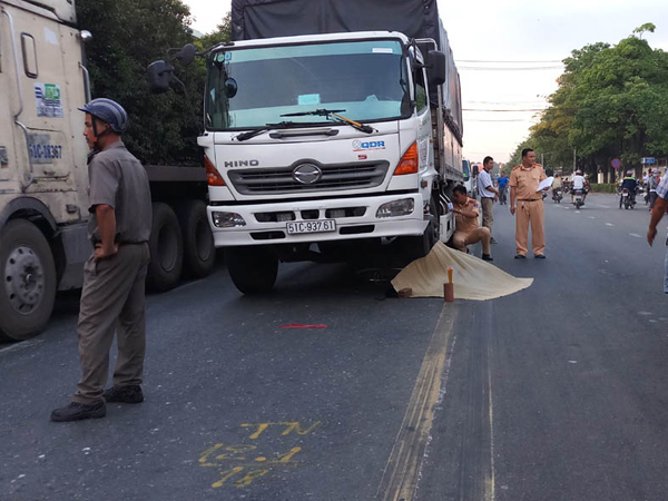 Nâng bánh xe tải, đưa thi thể cô gái trẻ ra ngoài