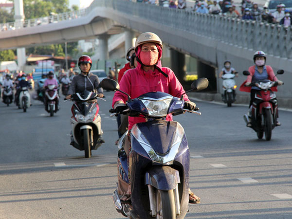 Sài Gòn se lạnh, người dân xúng xính áo ấm ra đường