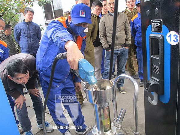 Toàn cảnh cuộc thực nghiệm đổ xăng giữa Petrolimex và lái xe ôtô khiếu nại
