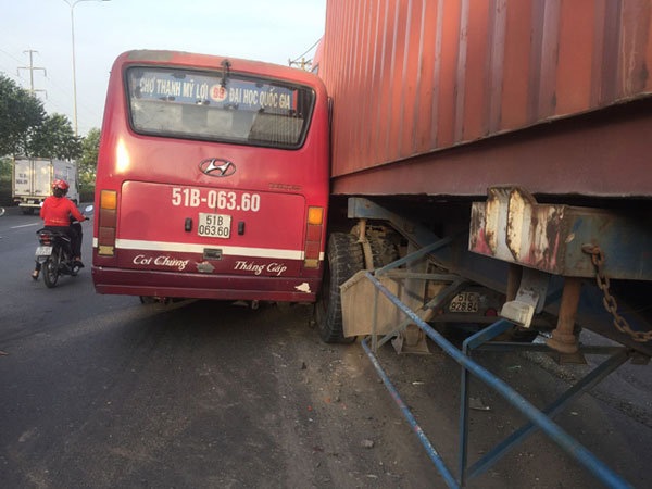 TP.HCM: Đình chỉ tài xế xe buýt lái xe rượt đuổi xe container