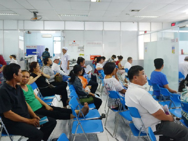 Chậm có thẻ BHYT mới, người bệnh bị hành