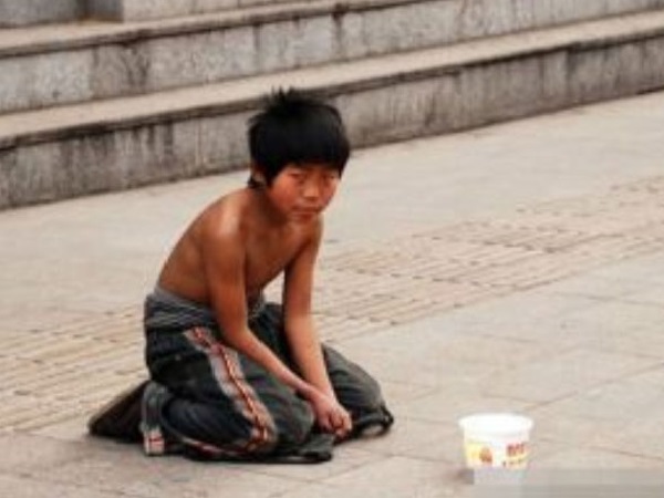 Chàng trai từng làm nghề ăn xin trở thành triệu phú tìm về báo đáp ân nhân