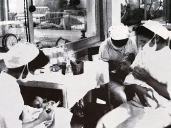 Chuyện đi đẻ thời bố mẹ: Nghẹn ngào cảnh đẻ rơi, đẻ cáng cùng những ly sữa chỉ có màu không có vị