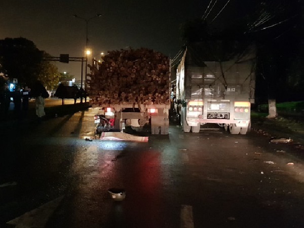 Đà Nẵng: Xe máy đâm vào xe tải đỗ bên đường, 1 người chết, 1 người nguy kịch