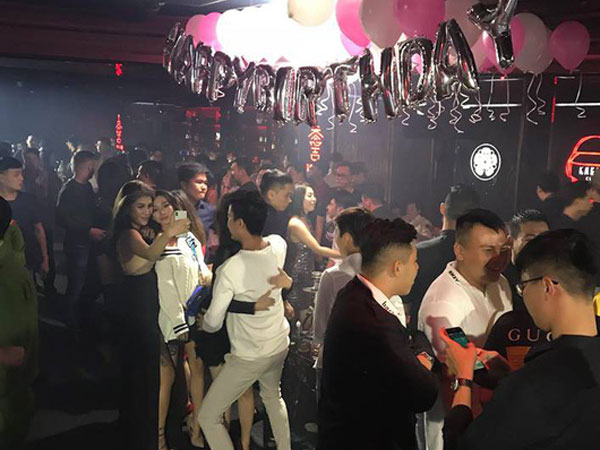 'Dân bay' nháo nhào khi công an kiểm tra quán bar ở Sài Gòn