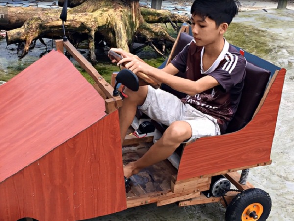 Nam sinh lớp 9 chế tạo ô tô điện từ gỗ và phế liệu để chở các em nhỏ đi học