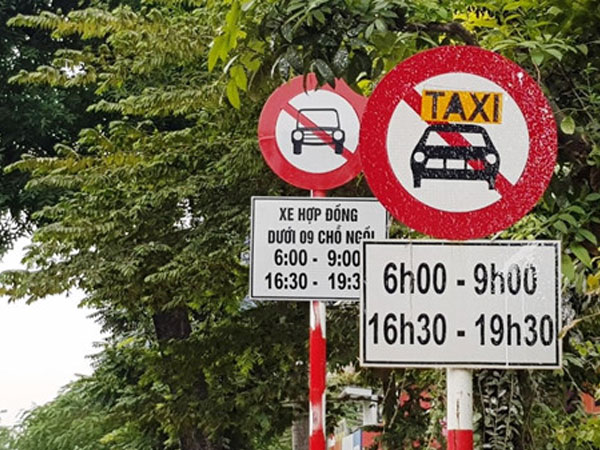 Tài xế Uber, Grab Hà Nội: 'Muốn về nhà chắc phải xé logo'