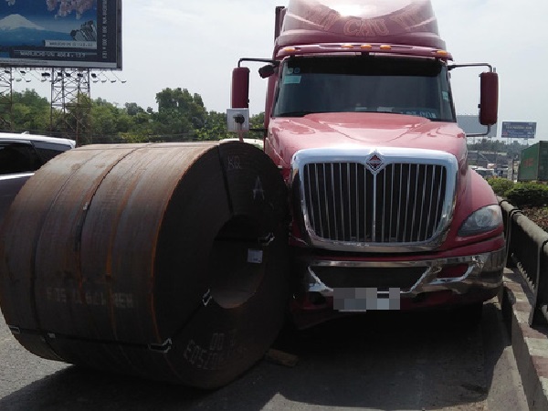 TP.HCM: Cuộn sắt gần 20 tấn rơi khỏi xe đầu kéo trên đường, nhiều người hoảng loạn