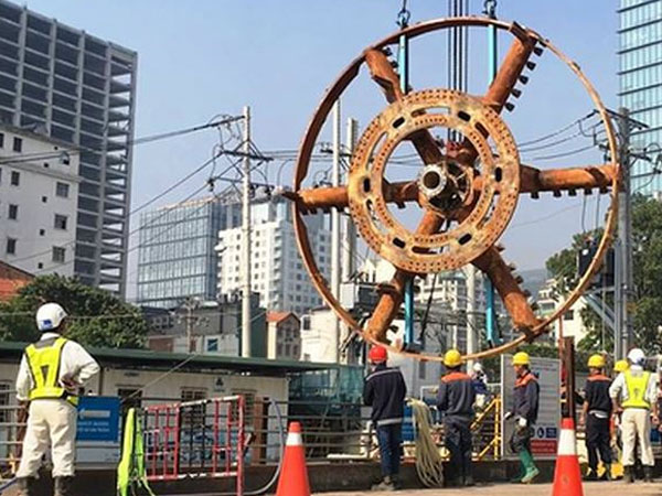 Video: 3 tháng tháo lắp robot khổng lồ để khoan hầm metro thứ 2 Sài Gòn