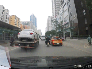 Clip: Tài xế Grabbike và khách thoát nạn trong gang tấc sau khi bị kẹp giữa 2 ô tô