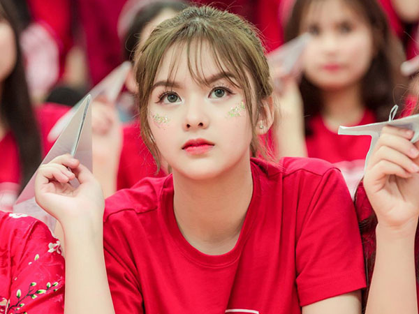 Lại xuất hiện thêm một cô bạn Việt sở hữu vẻ đẹp lai khó rời mắt!