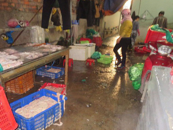Lòng trắng nhờ oxy già, dấm chua từ axit: Đầu độc miếng ăn