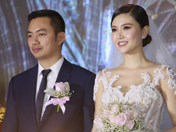 Ngọc Duyên rạng rỡ bên chồng đại gia 43 tuổi trong tiệc cưới ở Hà Nội