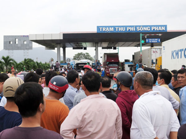 Tài xế lần đầu dùng tiền lẻ, trạm BOT Sông Phan rối loạn