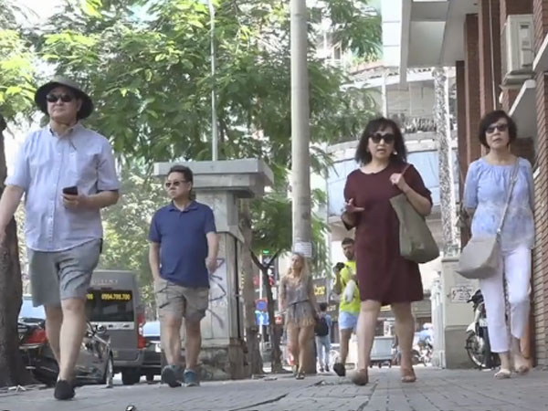 Video: Vỉa hè Sài Gòn ra sao sau quyết định đình chỉ 48 bãi giữ xe