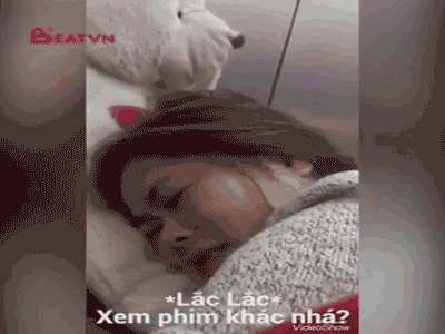 Vợ khóc nấc vì nhân vật trong phim chết, chồng hí hửng quay clip đăng Facebook luôn