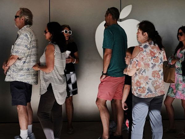 Apple Store 'thất thủ' vì dòng người đi đổi pin 29 USD