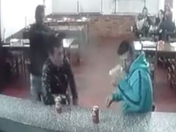 Brazil: Ngồi uống bia, bị sát thủ nã liên tiếp 3 phát vào đầu