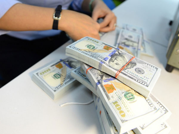 Dự trữ có 54,5 tỉ USD, giá 'đô' tự do rẻ hơn ngân hàng