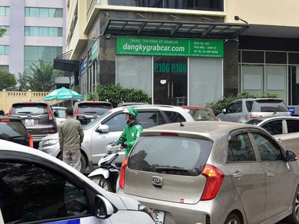 Hàng trăm tài xế Grab lại tắt app, kéo về trụ sở đòi giảm chiết khấu