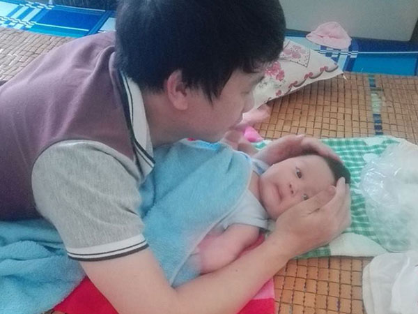 Hội những anh chồng nghiện con hơn nghiện vợ khiến chị em vừa khoái chí vừa ghen tị