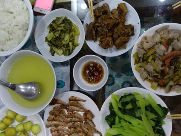 Một mâm cơm đơn sơ 200 nghìn đem khoe, 500 chị em tranh cãi nảy lửa