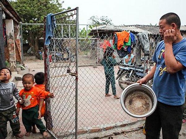 Một ngày 'xoay như chong chóng' của ông bố một mình nuôi 8 con