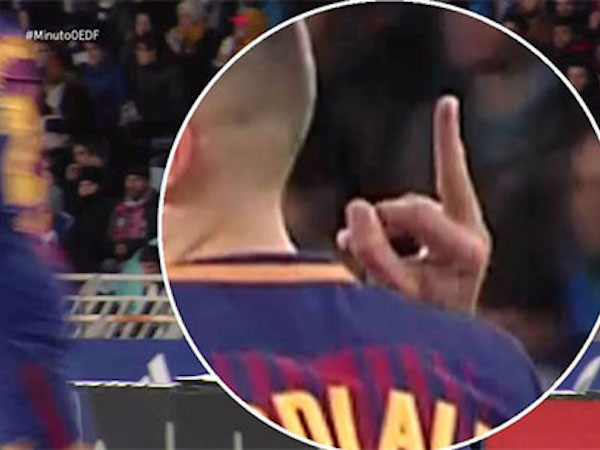 Sao Barca giơ 'ngón tay thối' về phía đối thủ