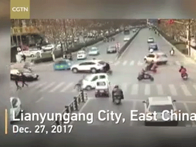 Video: Ông xuống ôtô cứu người, cháu lái xe chèn nạn nhân lần hai