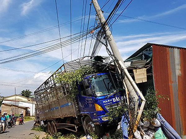 Xe tải lao vút, húc thẳng 2 nhà dân gây hoảng loạn